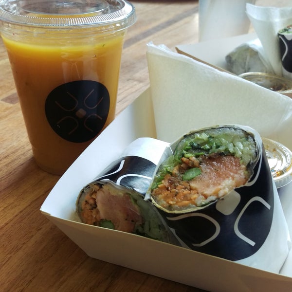 Amo el lugar y el ambiente. Delicioso burrito de sushi: salmón