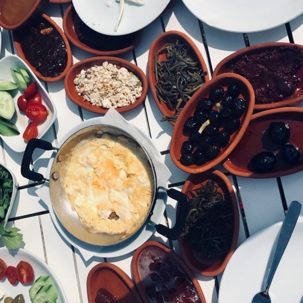 Das Foto wurde bei Ömür Restaurant von Nihal D. am 8/19/2019 aufgenommen