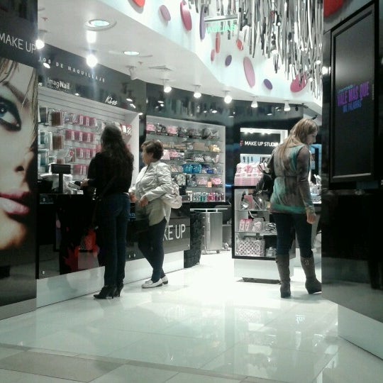 Photo taken at Mall Portal Centro by Rodrigo L. on 12/18/2012