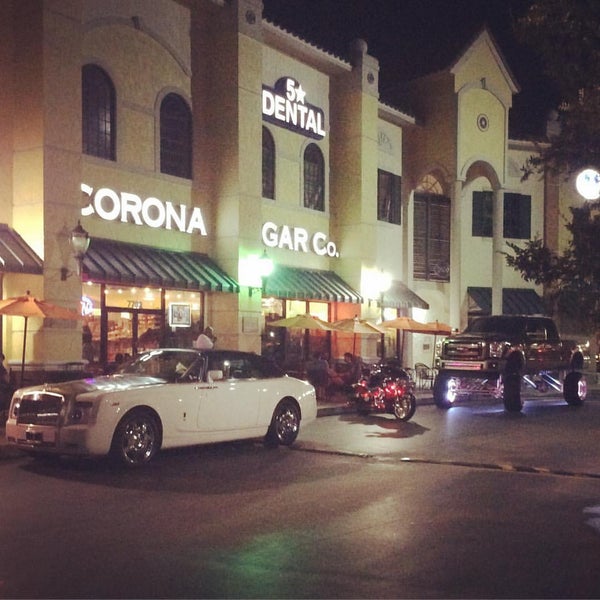 รูปภาพถ่ายที่ Corona Cigar Company &amp; Drew Estate Lounge โดย Jeff B. เมื่อ 9/14/2015