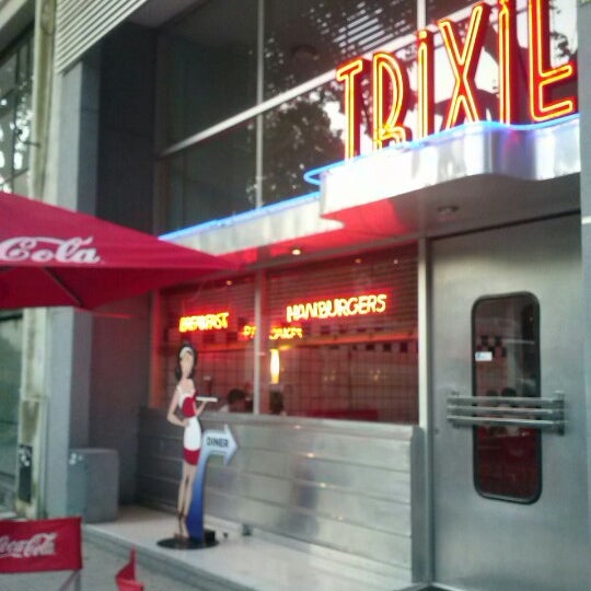 2/9/2013 tarihinde Ce B.ziyaretçi tarafından TRIXIE American Diner'de çekilen fotoğraf