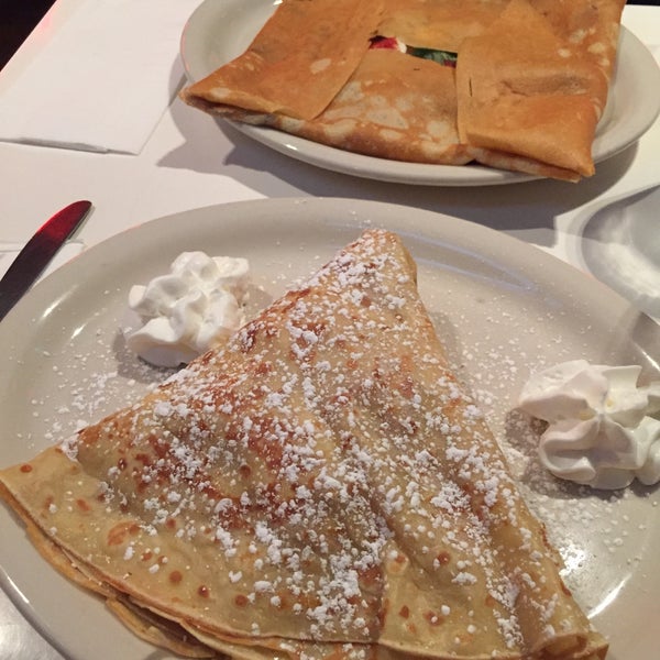 Foto scattata a Golden Crêpes da Erika C. il 12/30/2015