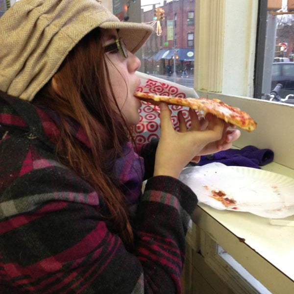 12/26/2012 tarihinde Veroziyaretçi tarafından Not Ray&#39;s Pizza'de çekilen fotoğraf