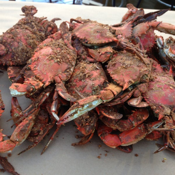 Foto scattata a Captain James Landing - Restaurant and Crab House da Mao N. il 5/22/2013