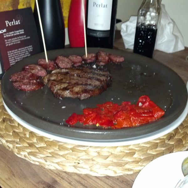 La comida muy rica, los cortes de carne una pasada y el servicio estupendo. Perfecto para citas románticas