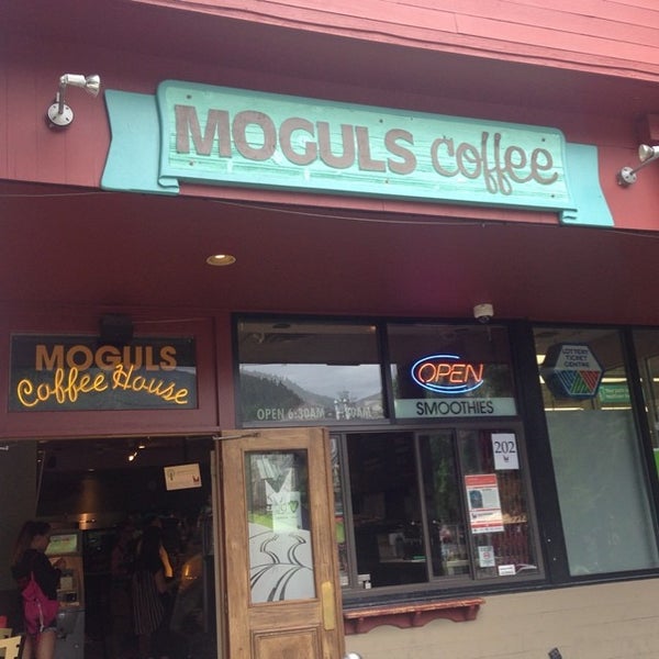 Foto tomada en Moguls Coffee House  por Marc S. el 7/18/2014