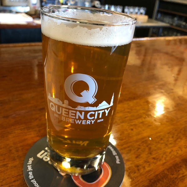 Photo taken at Queen City Brewery by Cassio D. on 3/14/2022