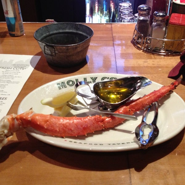 รูปภาพถ่ายที่ Molly Cool&#39;s Seafood Tavern โดย Cora Mae เมื่อ 5/28/2013