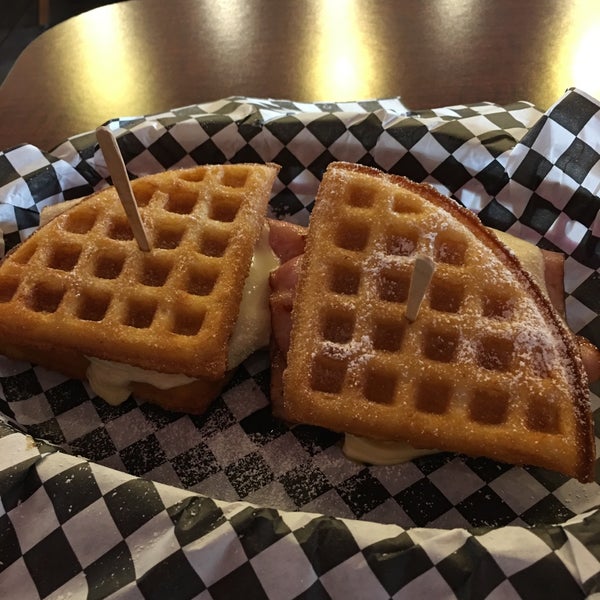 Das Foto wurde bei Butter And Zeus Waffle Sandwiches von Merv A. am 12/12/2016 aufgenommen