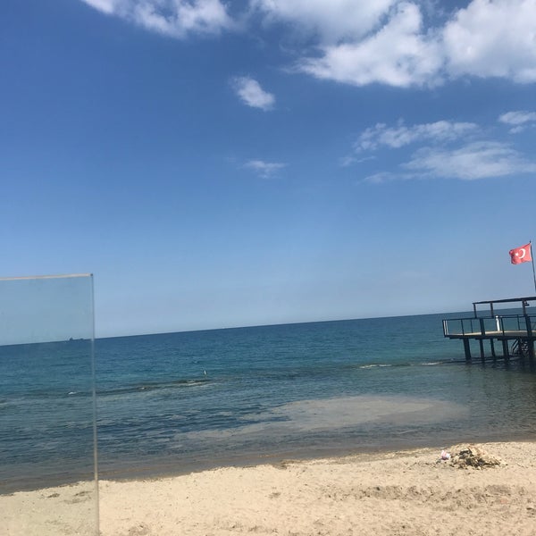 Foto diambil di Shaya Beach Cafe &amp; Restaurant oleh Gülşen A. pada 6/5/2021
