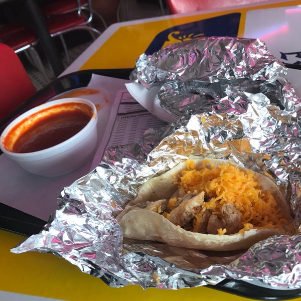 รูปภาพถ่ายที่ San Antonio Taco Co. โดย Erik G. เมื่อ 5/25/2017