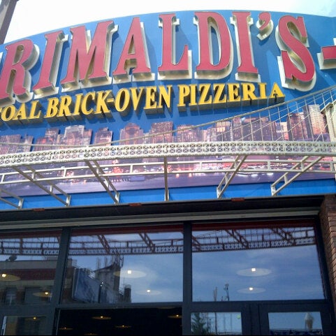 Foto tirada no(a) Grimaldi&#39;s Coal Brick-Oven Pizza por Ehab J. em 5/31/2013
