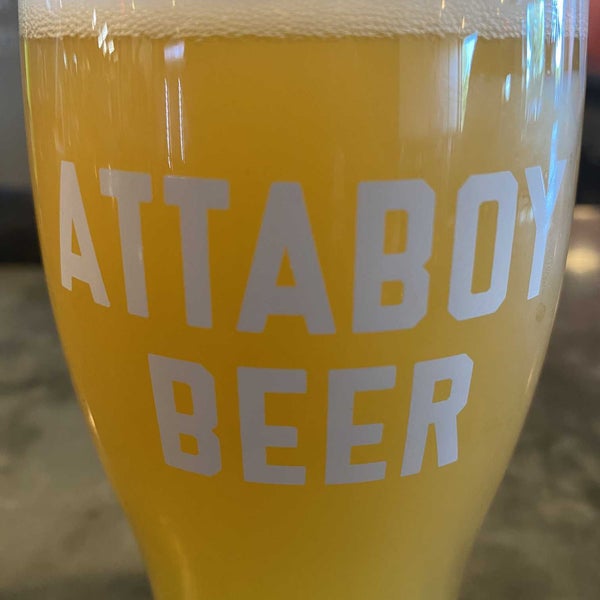 Foto tirada no(a) Attaboy Beer por John B. em 6/30/2022