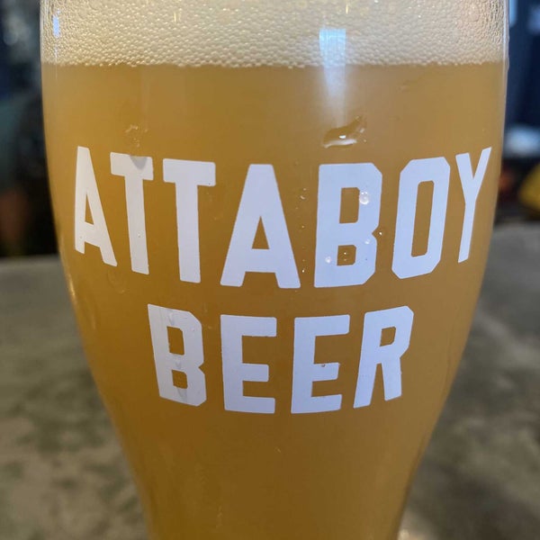 Foto diambil di Attaboy Beer oleh John B. pada 5/26/2022