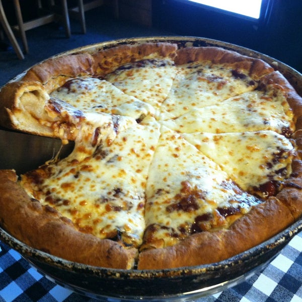 รูปภาพถ่ายที่ Windy City Pizza and BBQ โดย Christina H. เมื่อ 6/23/2013