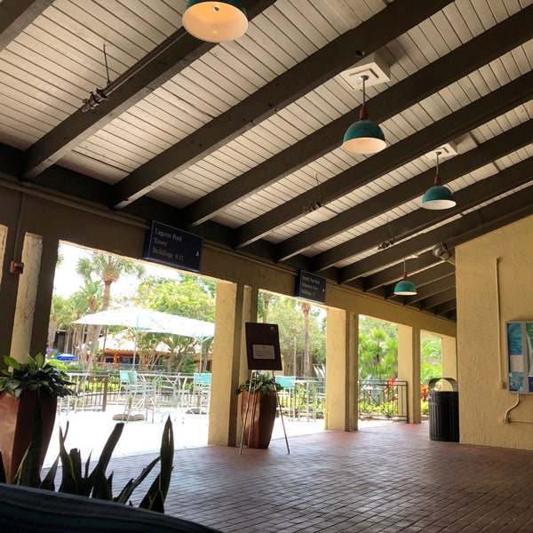 รูปภาพถ่ายที่ DoubleTree by Hilton Hotel Orlando at SeaWorld โดย Hernany N. เมื่อ 8/14/2018