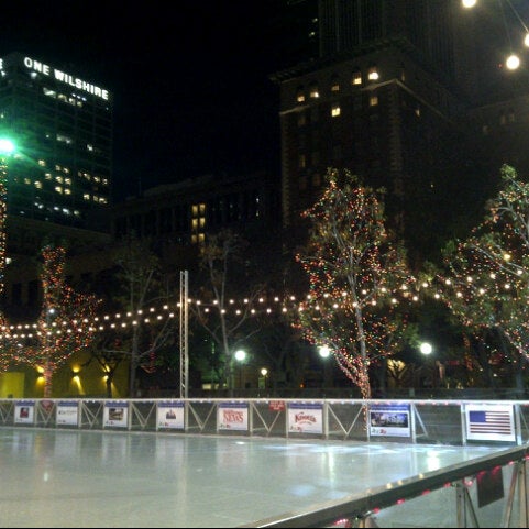 Foto tomada en Pershing Square Downtown On Ice  por Aaron B. el 12/22/2012