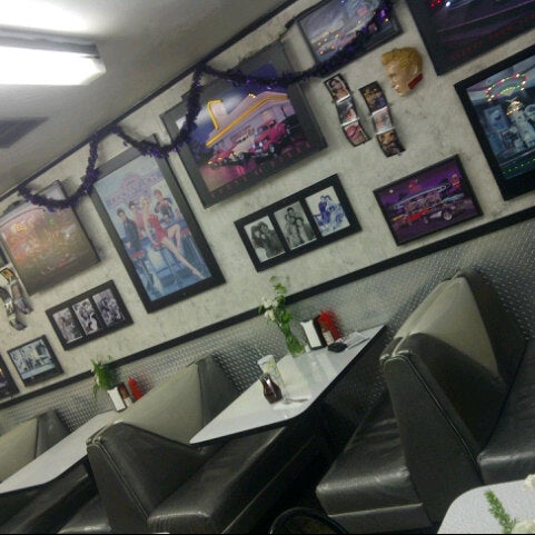 Foto tomada en Beeps 50&#39;s Diner  por Aaron B. el 11/2/2012