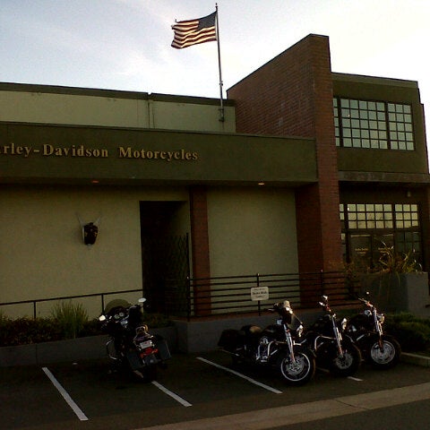 Foto tirada no(a) Dudley Perkins Co. Harley-Davidson por Marc W. em 2/13/2013