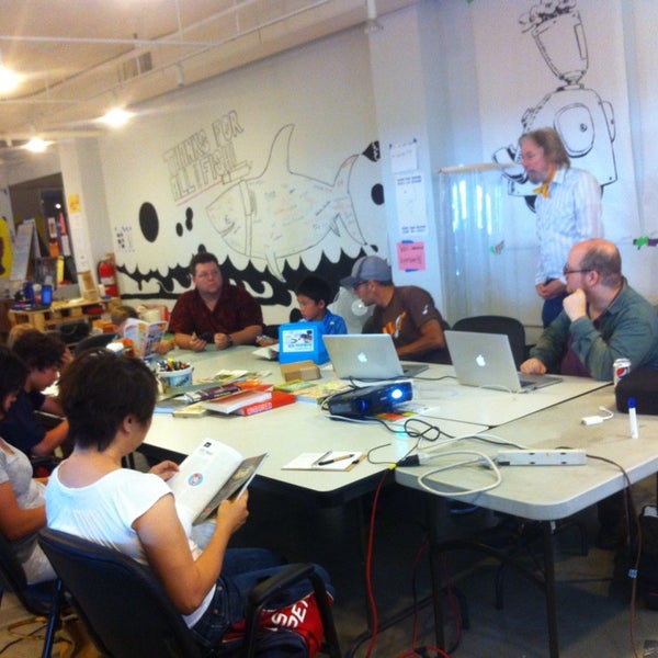 รูปภาพถ่ายที่ LA Makerspace โดย Tara Tiger B. เมื่อ 6/16/2013