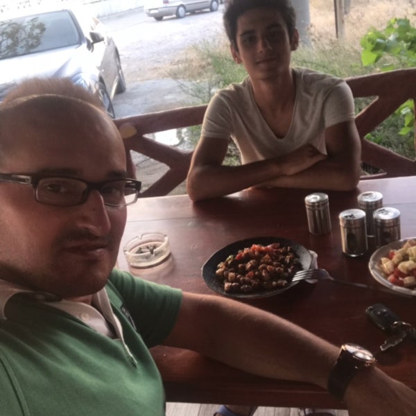 Das Foto wurde bei Güntepe Restaurant Peynir Helvası ve Reçelleri von Cenk A. am 8/22/2018 aufgenommen