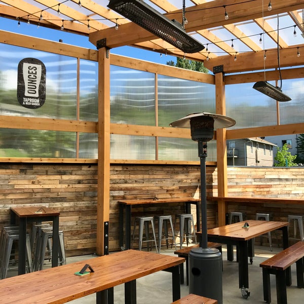 Photo prise au Ounces Taproom &amp; Beer Garden par Ounces Taproom &amp; Beer Garden le5/29/2018