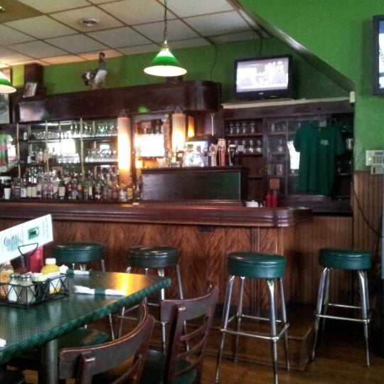รูปภาพถ่ายที่ The Pat Connolly Tavern โดย Medeya E. เมื่อ 1/13/2013