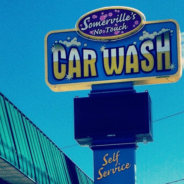 Foto tomada en Somerville Car Wash  por Kelsey T. el 4/21/2013