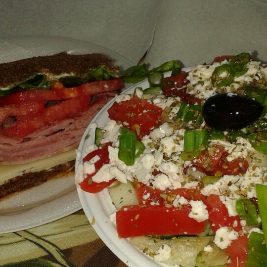 Das Foto wurde bei Woody&#39;s Famous Salads &amp; Sandwich von LinaKatyy M. am 5/17/2014 aufgenommen