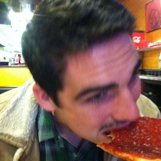 Foto tomada en Top Tomato Bar &amp; Pizza  por Joey G. el 11/18/2012