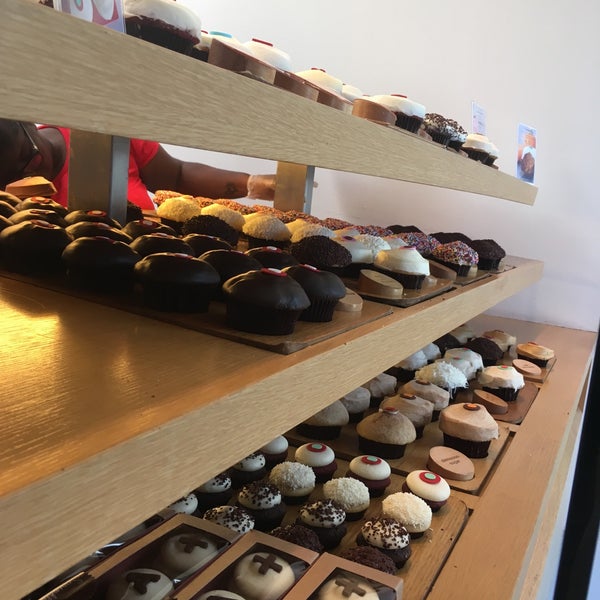 Photo taken at Sprinkles Beverly Hills Cupcakes by Les C. on 8/30/2018