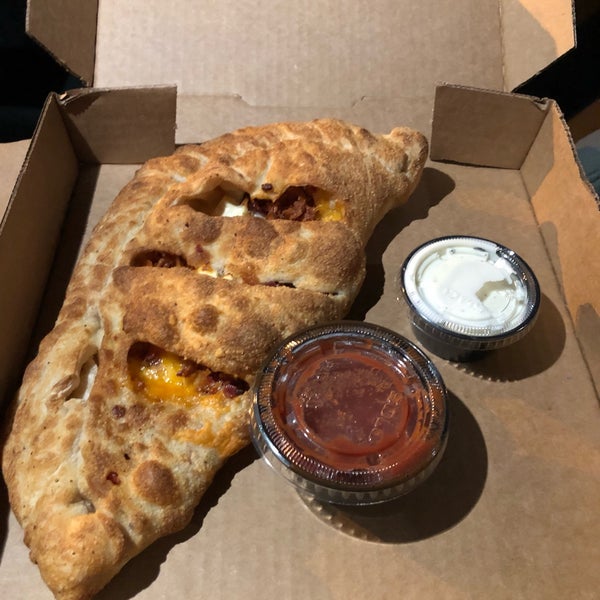 Foto diambil di Rotolo&#39;s Pizzeria oleh Ryan S. pada 3/18/2019