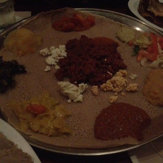 รูปภาพถ่ายที่ Etete Ethiopian Cuisine โดย Sarah เมื่อ 2/9/2013