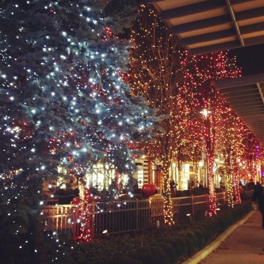 รูปภาพถ่ายที่ The Mall at Partridge Creek โดย Allison H. เมื่อ 12/1/2012
