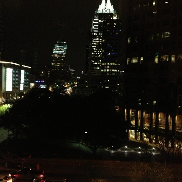 รูปภาพถ่ายที่ Radisson Hotel &amp; Suites Austin Downtown โดย JC T. เมื่อ 2/16/2013