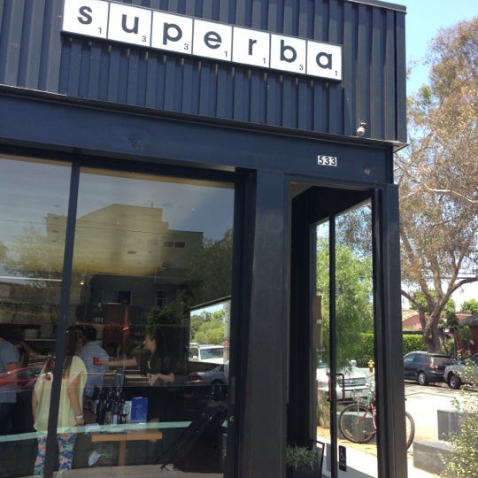 รูปภาพถ่ายที่ Superba Snack Bar โดย Suzie C. เมื่อ 6/18/2013
