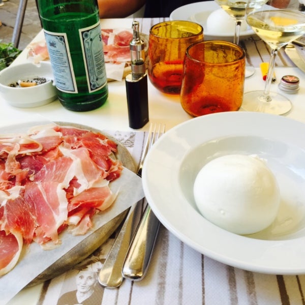 Foto tirada no(a) Osteria del Caffè Italiano por Emmanuel T. em 5/9/2015