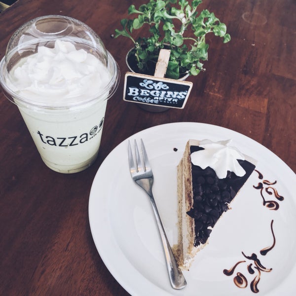 Photo taken at Tazza Cafe and Patisserie by Denays Ü E. on 4/12/2016