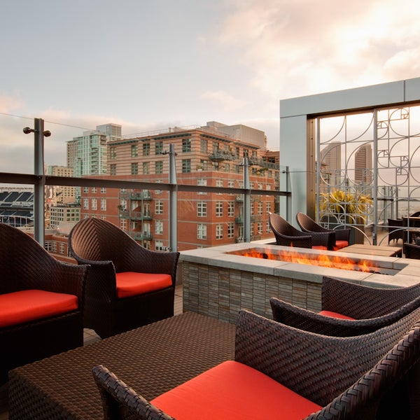 Foto diambil di Level 9 Rooftop Bar &amp; Lounge oleh Jackie N. pada 3/25/2014
