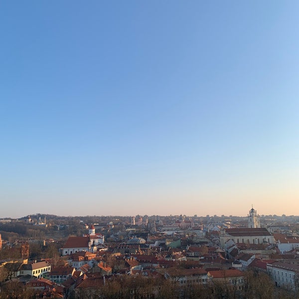 Foto diambil di Gedimino Pilies Bokštas | Gediminas’ Tower of the Upper Castle oleh Roberta M. pada 3/19/2022