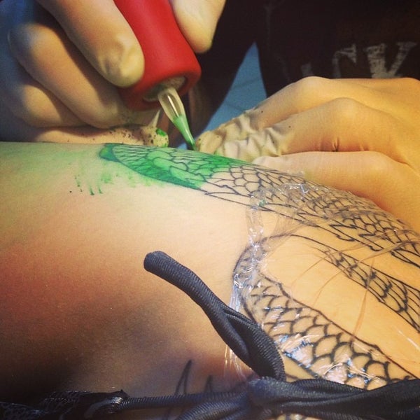 девушка кончила в тату салоне. т+т тату. тат т. тат т. тат т.