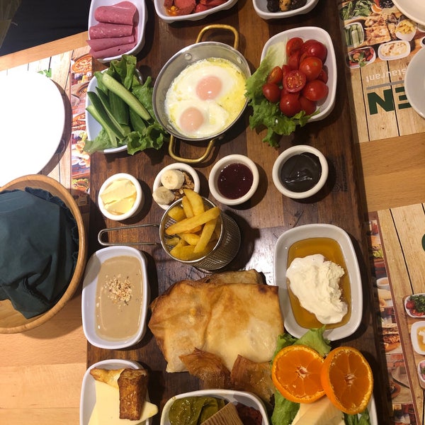 รูปภาพถ่ายที่ Çimen Pasta &amp; Cafe โดย 👑 Tolga 👑 เมื่อ 1/4/2019