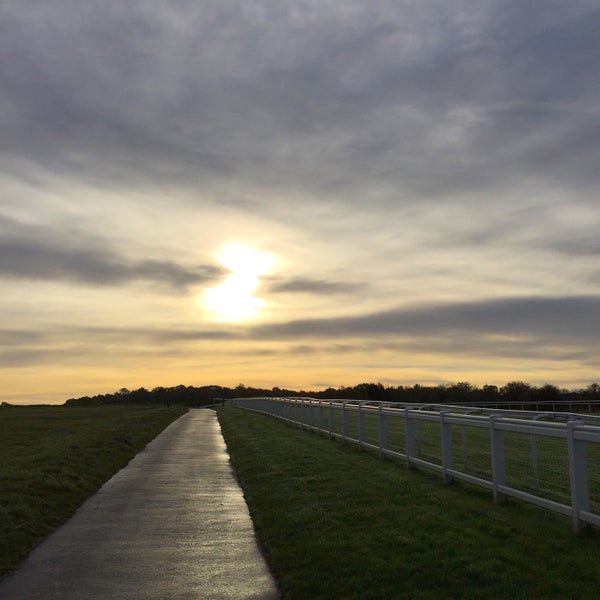 10/25/2015 tarihinde Chas P.ziyaretçi tarafından Epsom Downs Racecourse'de çekilen fotoğraf