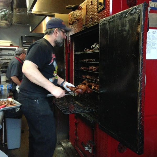 Foto tirada no(a) Fletcher&#39;s Brooklyn Barbecue por Casey F. em 2/16/2013