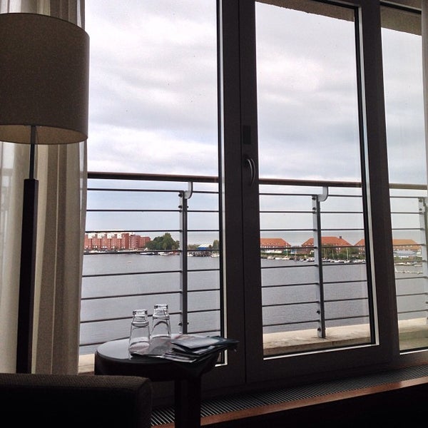 รูปภาพถ่ายที่ ATLANTIC Hotel Wilhelmshaven โดย noodles101 เมื่อ 10/5/2013