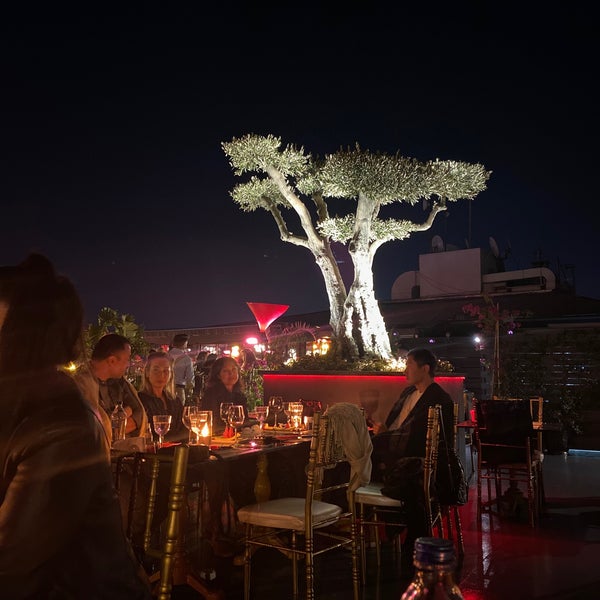 Foto tirada no(a) Roof Mezze 360 Restaurant por Muhammed em 9/27/2021