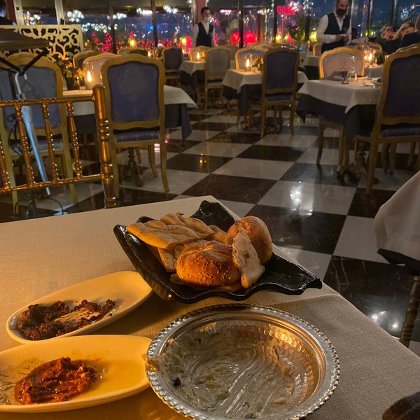 Foto scattata a Roof Mezze 360 Restaurant da Muhammed il 1/30/2022