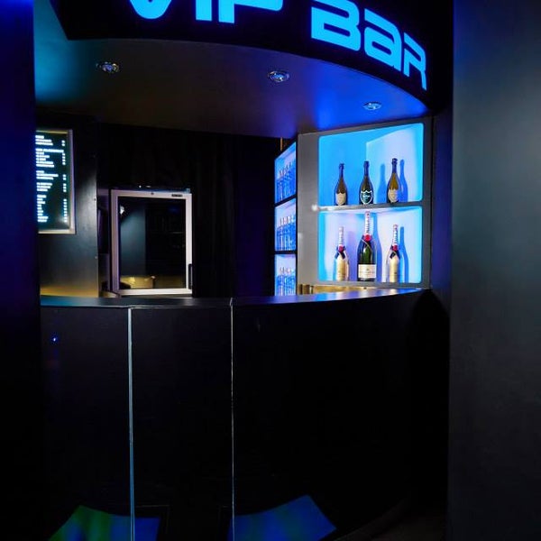 2/10/2015 tarihinde M1 Lounge Bar &amp; Clubziyaretçi tarafından M1 Lounge Bar &amp; Club'de çekilen fotoğraf