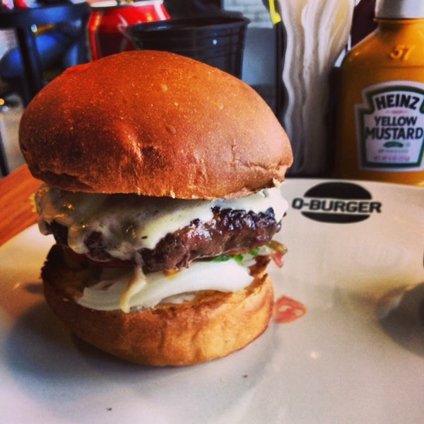 รูปภาพถ่ายที่ Q-Burger โดย Gabe B. เมื่อ 2/7/2014