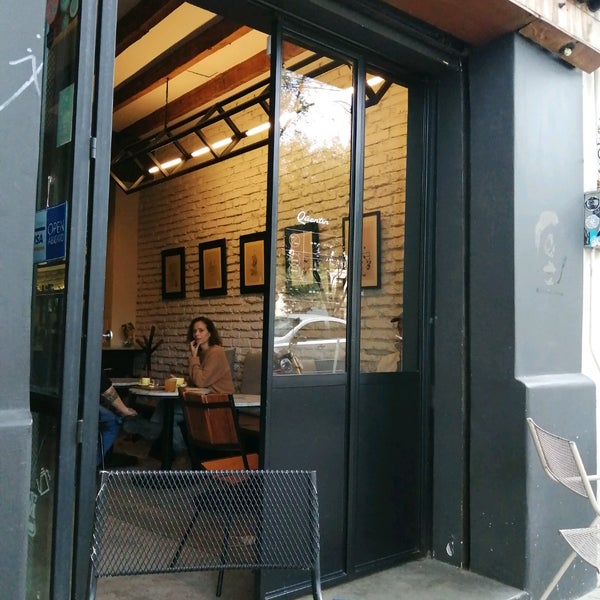 Das Foto wurde bei Qūentin Café von Maru T. am 12/3/2020 aufgenommen